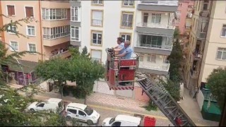 Balkona sıkışan güvercini itfaiye kurtardı