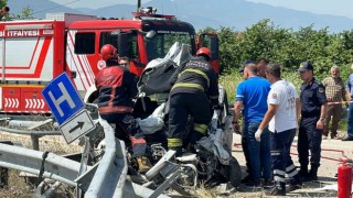 Bariyerlere saplanan otomobil paramparça oldu: 1 ölü
