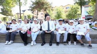 Başkan Özlü gençleri yalnız bırakmadı