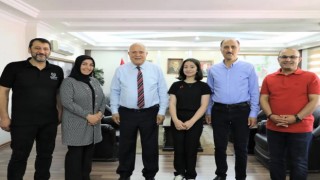 Başkan Pekmezci LGS Türkiye birincisi Özhanı makamında ağırlayarak altın hediye etti