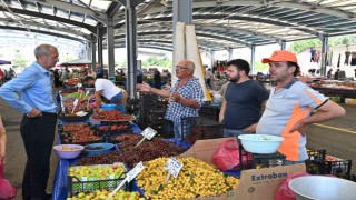 Başkan Uzunlar, semt pazarlarında vatandaşla buluştu
