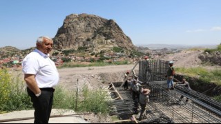Başkan Zeybekin işçilerin başında elleri cebindeki fotoğrafına tepkiler çığ gibi