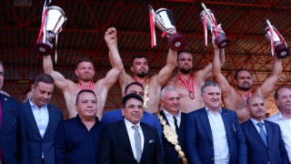 Başpehlivanlara ödülünü Bakan Aşkın Bak verdi