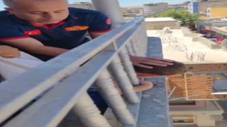 Batmanda kafası balkon demirlerine sıkışan çocuk kurtarıldı