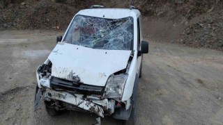 Batmanda şarampole yuvarlanan araçta 4 kişi yaralandı