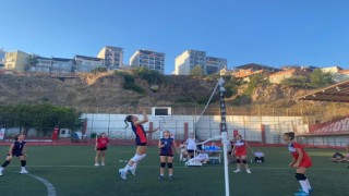 Bayraklıda voleybol şenliği