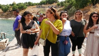 Bayramda Akdamar Adası ve ören yerlerine ziyaretçi akını