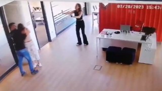 Beykozda bıçakla iş yerinde kadını rehin alan saldırgan kamerada
