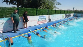 Beylikovada vatandaşlar ücretsiz kursta keyifle yüzme öğreniyor