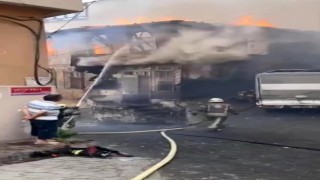Beyoğlunda yanan ahşap binanın çöktüğü an kamerada