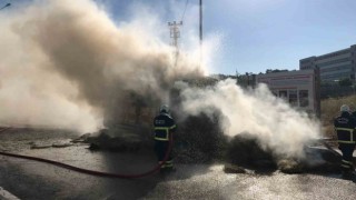 Bilecikte saman yüklü kamyon alev aldı