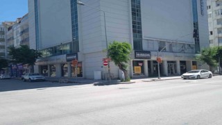 Binadan koparak yola düşen sıva parçaları tehlike saçıyor