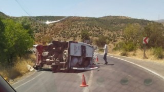 Bingölde minibüs yan yattı