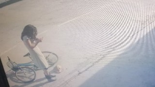 Bisikletiyle gelen genç kız, çaldığı kaskı başına takıp gitti