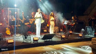 Bodrumda ünlü sanatçı Altun izdihama neden oldu