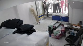 Boğazına şeker takılan çocuğu esnaf kurtardı: O anlar kameraya yansıdı