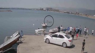 Boğulma tehlikesi yaşayan 2 kişinin kurtarıldığı anlar kamerada