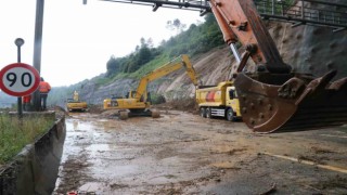 Bolu Dağı Tünelinde heyelanın temizlik çalışmaları sürüyor