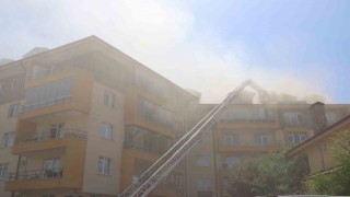 Boluda 5 katlı apartmanın çatısı alev alev yandı
