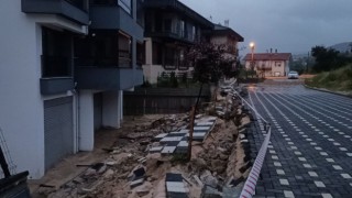 Boluda taşan derelerin suyu istinat duvarını çökertti