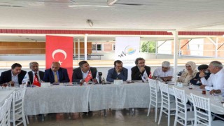 Boruyla kaçak hat çekerek bahçesini suluyor