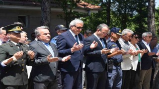 Bozüyükte 15 Temmuz Demokrasi ve Milli Birlik Günü anma programı şehitlikte başladı