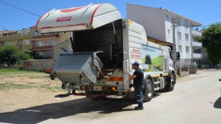Bozüyükte çöp konteynerleri önce yıkanıyor sonra ilaçlanıyor