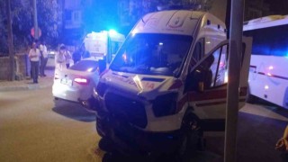 Burdurda ambulans ile otomobil çarpıştı: 4 yaralı