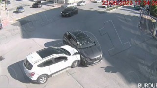 Burdurdaki trafik kazaları güvenlik kameralarına yansıdı