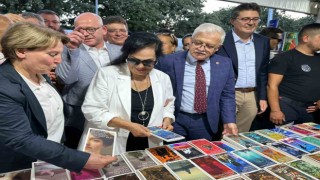 Burhaniyede Kitap Fuarında Türkan Şoray rüzgarı esti