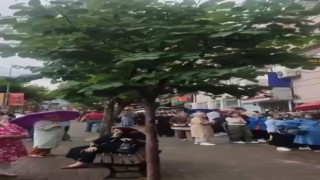 Bursada alışveriş çılgınlığı: Sağanak yağışa aldırmadan sıraya girdiler