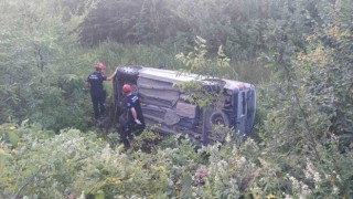 Bursada hafif ticari araç şarampole devrildi: 6 yaralı