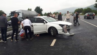 Bursada otomobil bariyerlere çarptı: 4 yaralı