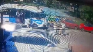 Bursada zincirleme kaza: Yolcu minibüsü park halindeki otomobile çarptı