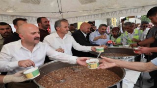 Cami cemaatine aşure ikramı
