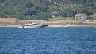 Çanakkale Boğazında 83 kaçak göçmen ile 2 göçmen kaçakçısı yakalandı