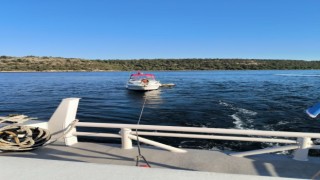 Çanakkale Boğazında sürüklenen tekne kurtarıldı
