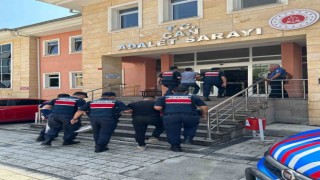 Çanakkalede 1 milyon 700 bin TL değerinde yeraltı elektrik kablosunu çalan 2 hırsız tutuklandı