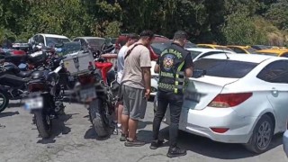 Çarşaflı kadınların üzerine motosiklet süren 2 kişi yakalandı