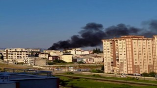 Çatı alev alev yandı, mahallelinin izlemesi dikkatlerden kaçmadı