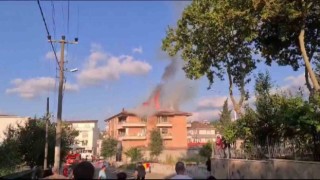 Çatı alev topuna döndü