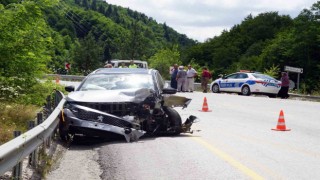 Cenaze merasimine katılmaya giden ailenin bulunduğu araç ile cip çarpıştı: 9 yaralı