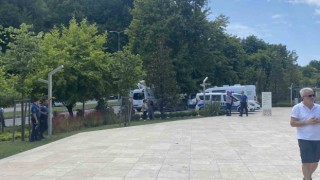 Cenaze namazı öncesi cami avlusunda tekme tokat kavga ettiler