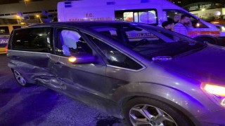 Cevizlibağ E5te 2 araç çarpıştı: 4 yaralı