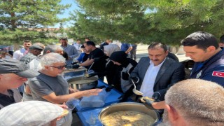 Çiçekdağı Belediyesi vatandaşa Aşure dagıttı