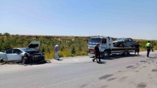 Çiftelerde iki otomobil çarpıştı: 5 yaralı