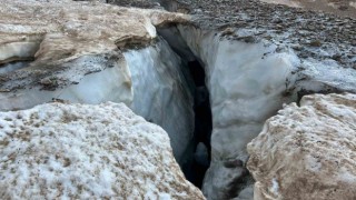 Ciloda buzul kırıldı, 4 kişi oluşan çukura düştü
