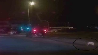 Çocuk aracın bagajından yolun ortasına düştü