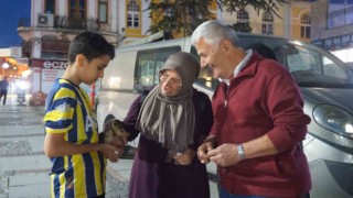Çocuk ile yavru ördeğin dostluğu görenleri hayrete düşürüyor