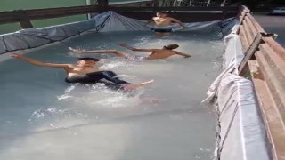 Çocuklar kamyoneti havuza çevirdi